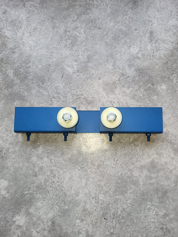 Кронштейн направляющий щеточной тележки с роликами: купить в Ростове-на-Дону