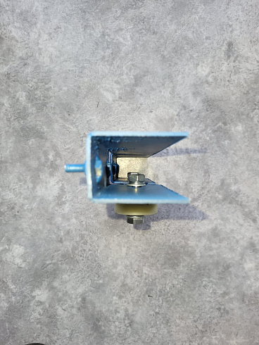 Кронштейн направляющий щеточной тележки с роликами: купить в Ростове-на-Дону